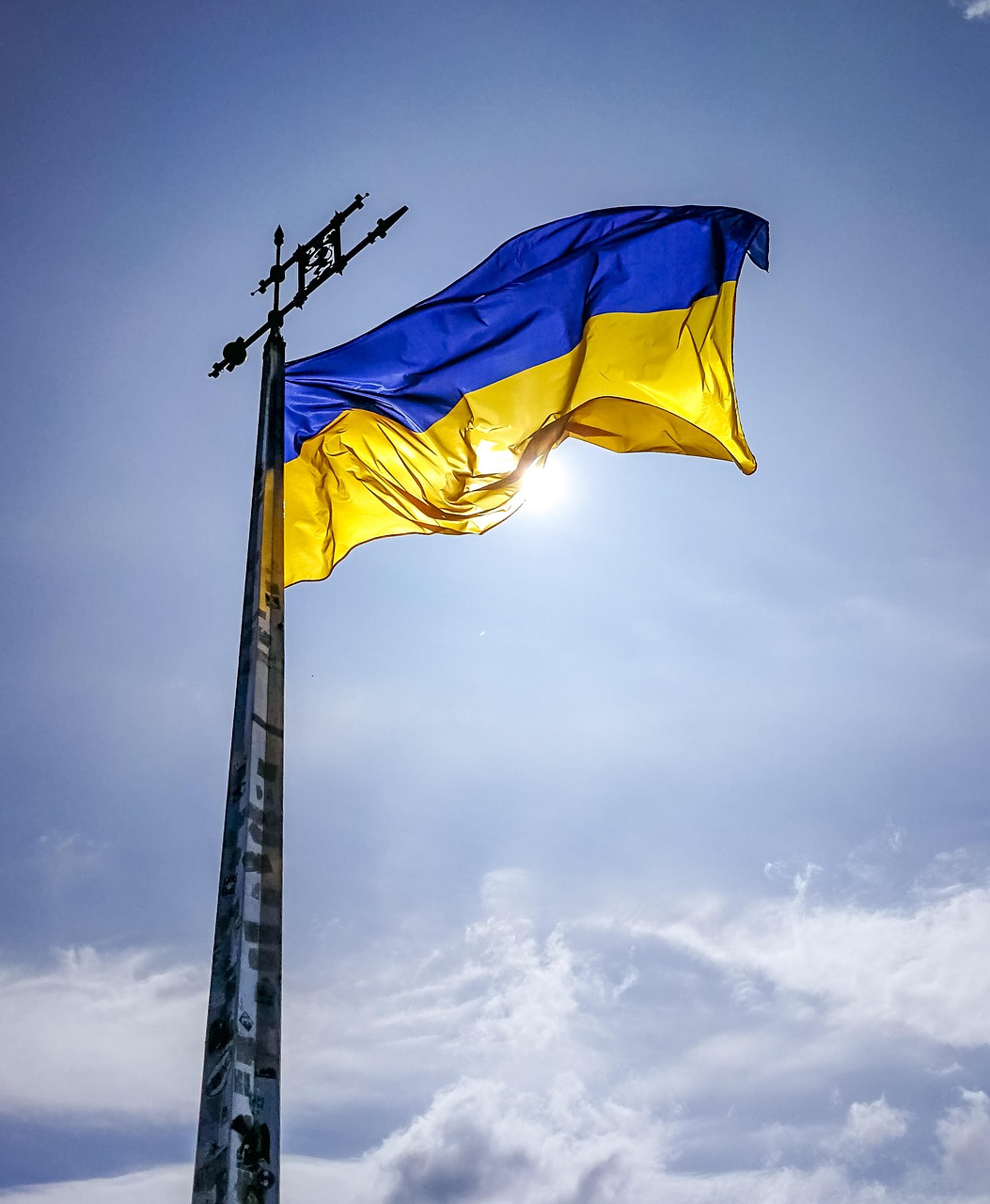 Slava Ukraini. Ukrainan lippu, kaunista sinistä taivasta vasten.