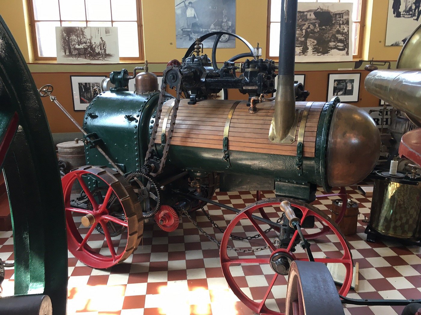 Mielenkiintoinen Bonk Museo sijaitsee Uudessakaupungissa.
Vihreä höyrykone, punaiset pyörät ja metalliputket museonäyttelytilassa, taustalla valokuvia ja ikkunat.