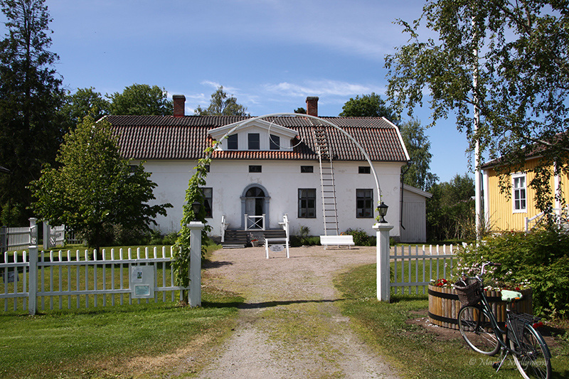 Uusikaarlepyyn tunnetuin nähtävyys on Kuddnäsin museo, kirjailija Zacharias Topeliuksen lapsuudenkoti.
Valkoinen omakotitalo punaisilla tiilikatoilla, piha-aita ja polkupyörä, vehreä puutarha sinisellä taivaalla.
