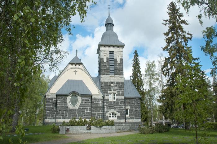 Sonkajärven kaunis kivikirkko on rakennettu vuonna 1910.
Kivinen kirkko, jossa on kellotorni ja risti, ympärillä puita ja nurmikkoa.