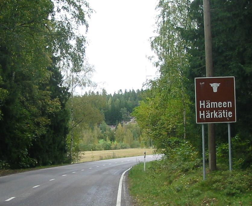 Someron kaupunki sijaitsee Hämeen Härkätien reitin varrella
Maantie mutkittelee metsämaisemassa, ja tienviitta näyttää Hämeen Härkätien.