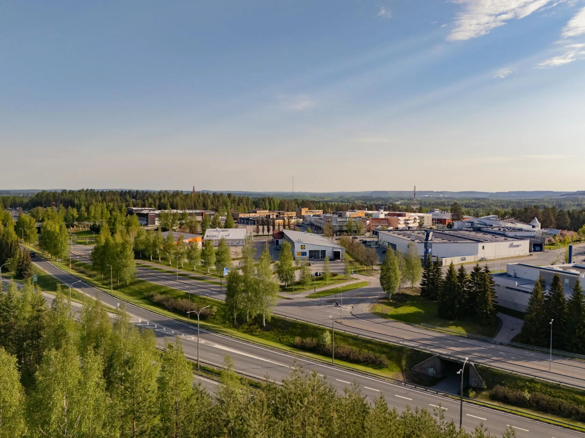 Siilinjärvi on erinomainen, muuttovoittoinen kunta.
Ilmakuva teollisuusalueesta, tehtaista ja parkkialueista, ympärillä vihreitä puita ja leveä tieverkosto.