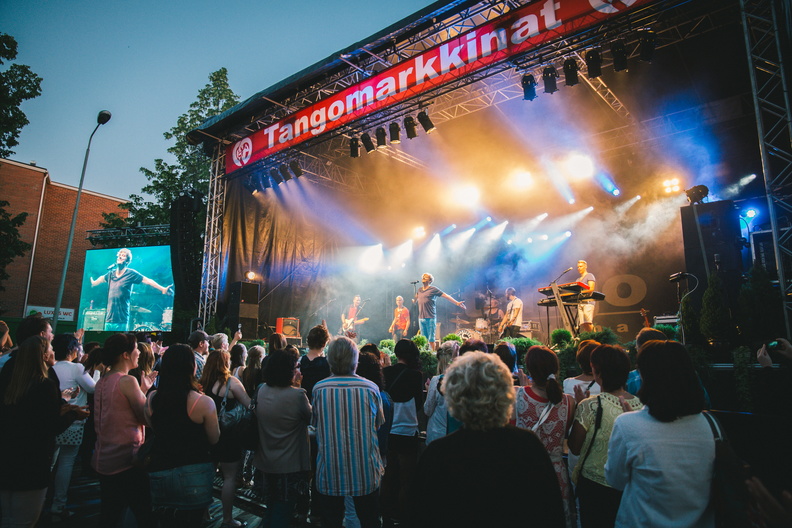 Seinäjoen Tangomarkkinat on järjestetty vuodesta 1985 alkaen.
Ulkoilmamusiikkifestivaali, lavalla esiintyjiä ja valosuihkuja, yleisö tanssii ja katsoo konserttia.