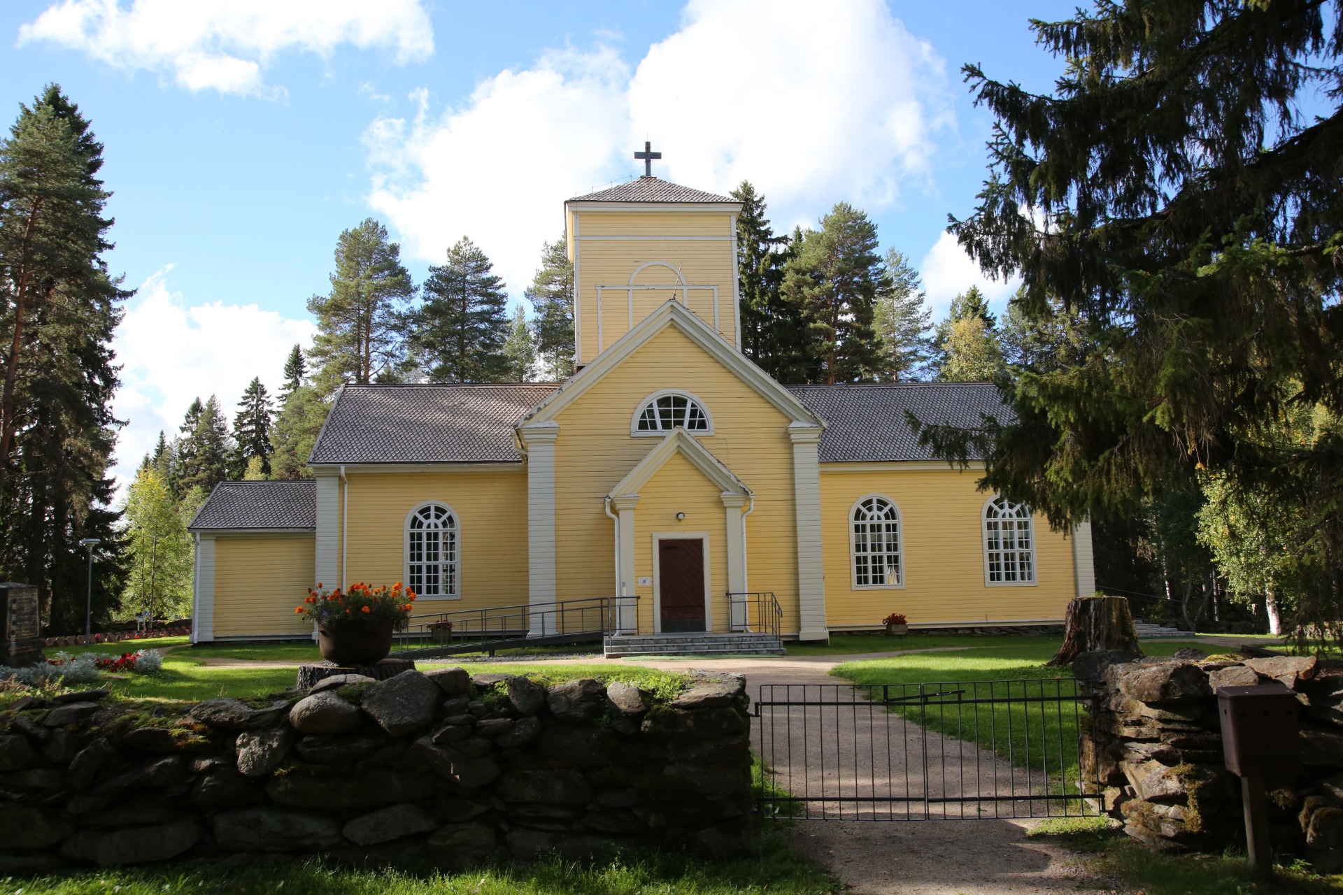 Ristijärven kirkko on vihitty käyttöön vuonna 1807.
Keltainen puukirkko, jossa valkoiset kehykset, risti tornissa ja kaarevat ikkunat, ympärillä mäntyjä.