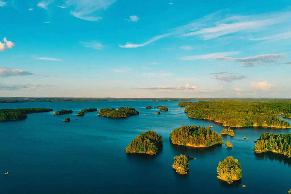 Rantasalmi on kaunis kunta Saimaan rannalla.
Ilmakuva järvestä, jossa lukuisia pieniä metsäisiä saaria ja sininen taivas pilvineen.