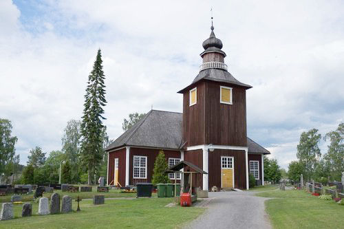 Pomarkun vanha kirkko on avoinna kesäisin.
Punainen puukirkko kellotorneineen ja hautausmaan kivihaudoilla, vihreä nurmikko ja pilvinen taivas taustalla.