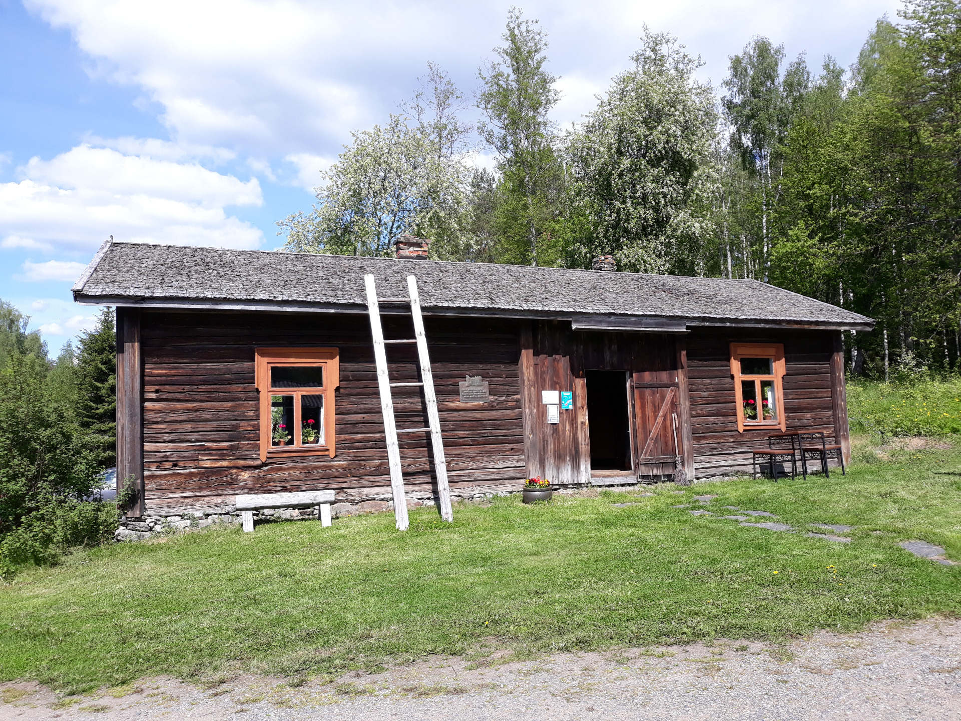 Lepikon torppa on Presidentti Urho Kaleva kekkosen synnyinkoti.
Vanha hirsinen rakennus, harmaa katto ja avoin ovi, edessä nurmikkoa ja koivuja taustalla.
