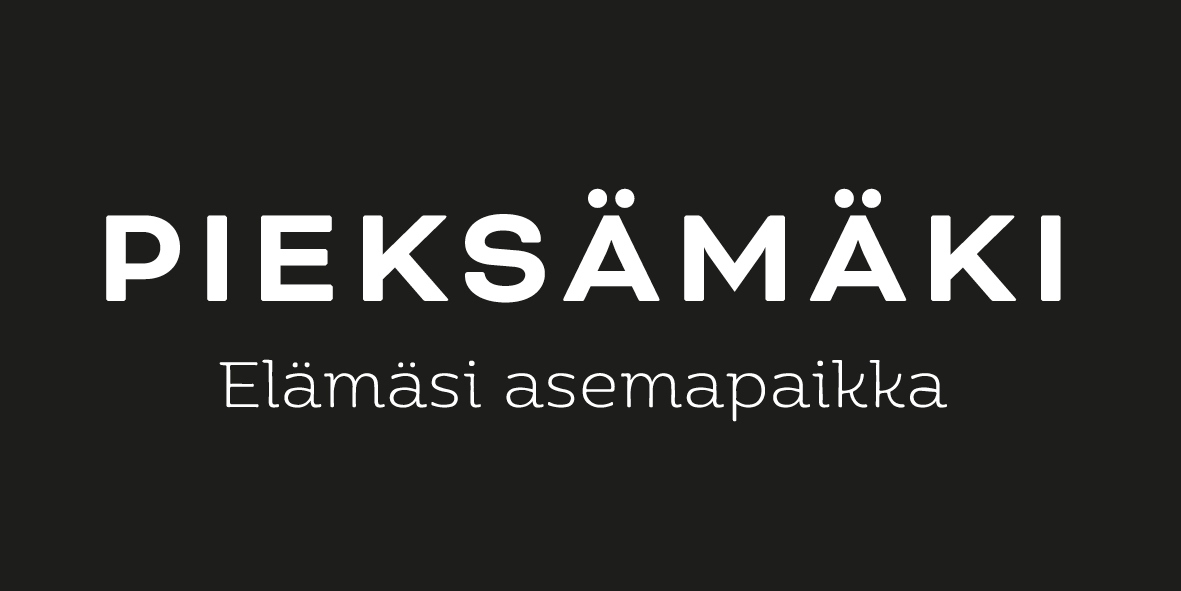 Tummalla taustalla valkoinen teksti “PIEKSÄMÄKI” ja alapuolella “Elämäsi asemapaikka”.