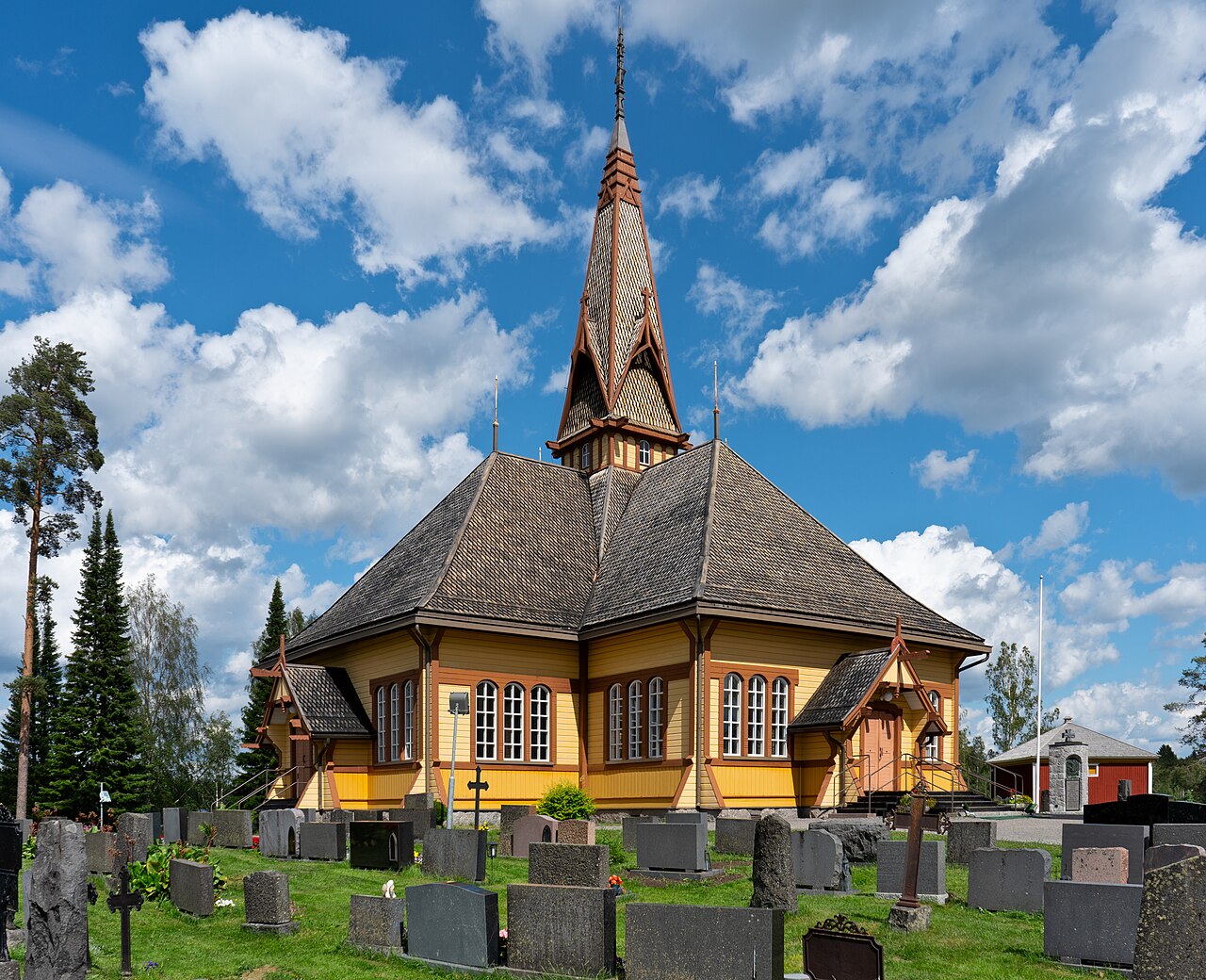 Perhon kirkko on kaunis puinen ristikirkko, joka on rakennettu 1903.
Kirkko kellotorneineen ja harmaine kattoineen, hautausmaa kivine hautakivineen sinisellä taivaalla ja pilvissä.