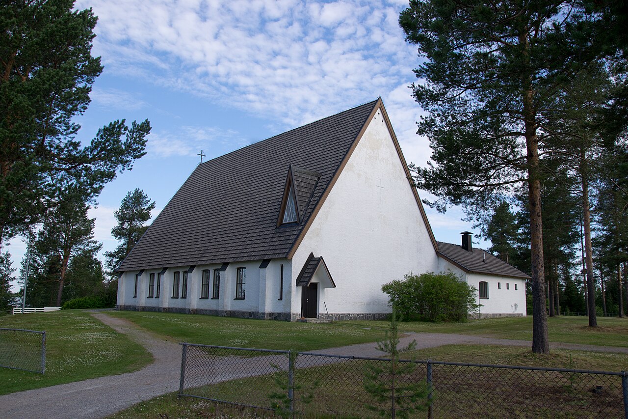 Pellon kirkko on rakennettu vuosina 1950–1953.
Valkoinen puukirkko, jyrkkä harjakatto ja risti, ympärillä mäntyjä ja nurmikkoa sinisellä taivaalla.