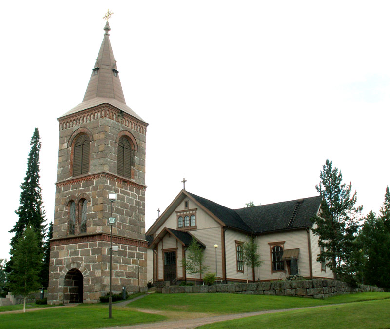 Parkanon kirkko Pirkanmaalla on vihitty käyttöön 1805.
Kivinen kirkontorni ja valkoinen puukirkko, ympärillä nurmikkoa ja havupuita sinisellä taivaalla.