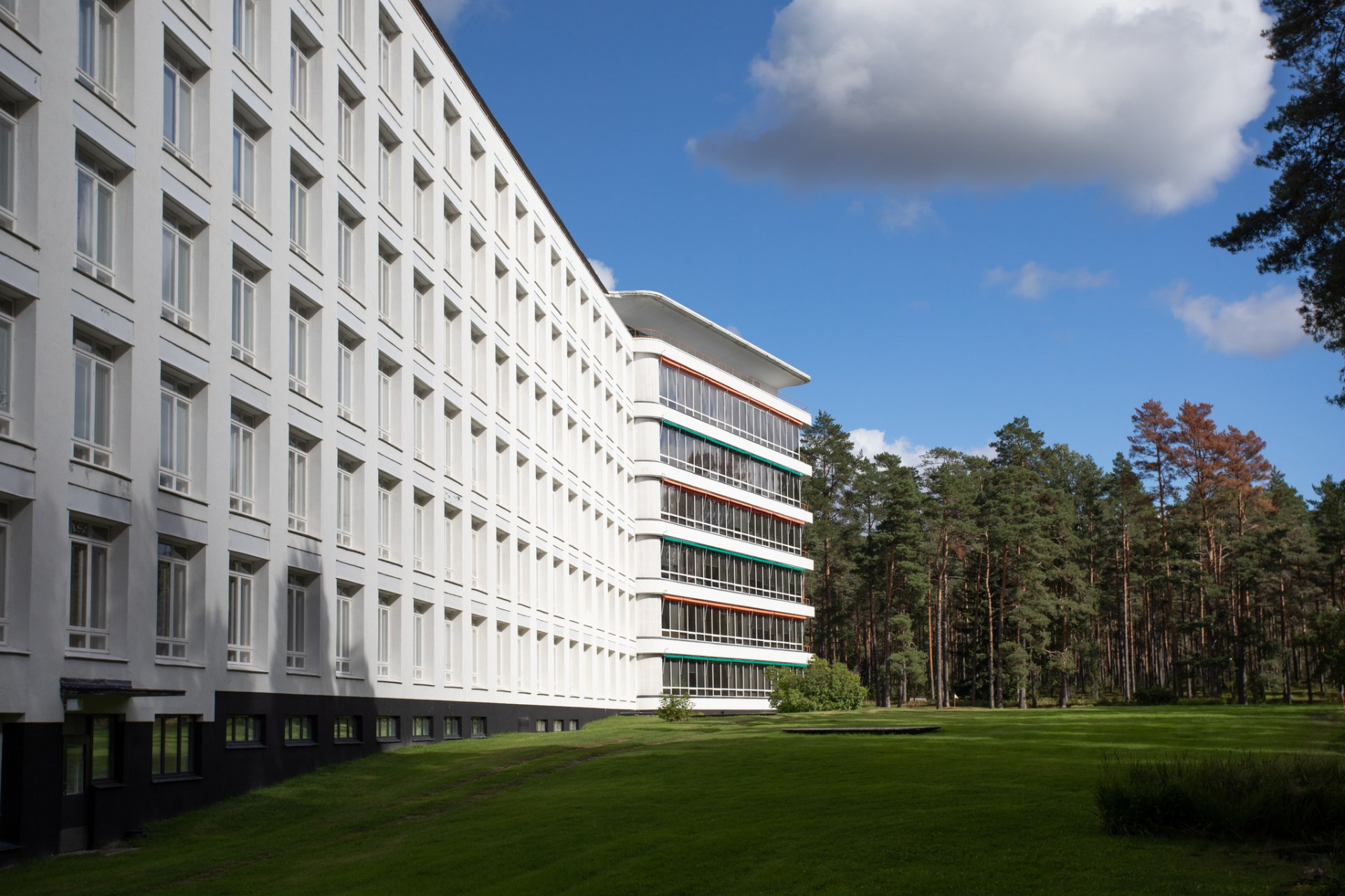 Paimion parantola on Paimiossa, Varsinais-Suomessa sijaitseva Alvar ja Aino Aallon suunnittelema tuberkuloosiparantola
Valkoinen kerrostalo, parvekkeet värillisillä kaiteilla, nurmikkoa ja metsää taustalla sinistä taivasta vasten.