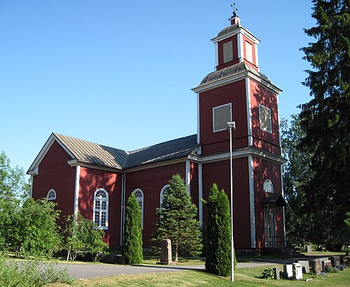 Oripään puinen kirkko on rakennettu 1821.
Punainen kirkko, jossa kellotorni, kaarevat ikkunat ja hautakiviä etualalla sinistä taivasta vasten.