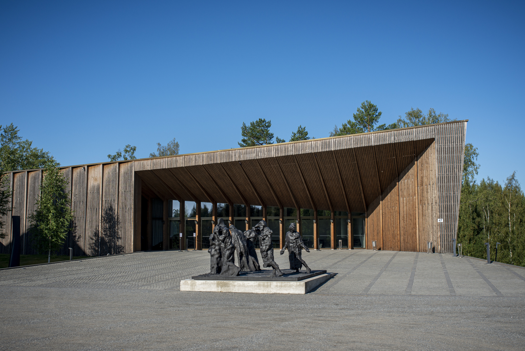 Mäntän tärkein nähtävyys on Serlachius, jonka museokokonaisuus kuuluu Suomen merkittävimpiin taidekohteisiin.
Puinen moderni rakennus, leveä sisäänkäynti ja pronssiveistosryhmä pihalla sinistä taivasta vasten.