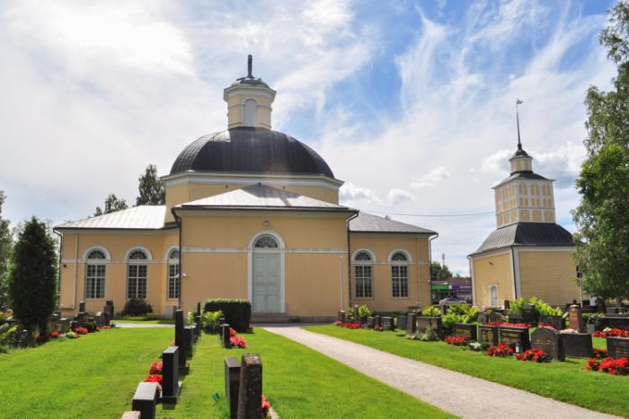 Kurikan kirkko Etelä-Pohjanmaalla on kaupungin keskustan tärkeimpiä historiallisia rakennuksia.
Keltainen kirkko ja kellotorni, edessä hoidettu nurmikko, kukkapenkit ja hautakivet sinisellä taivaalla.