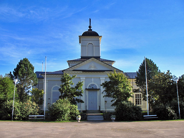 Korsnäsin kirkko on uusklassiseen tyyliin rakennettu puinen ristikirkko vuodelta 1831.
Valkoinen kirkko, jossa kupoli ja kellotorni, puiden ympäröimä ja sininen taivas taustalla.