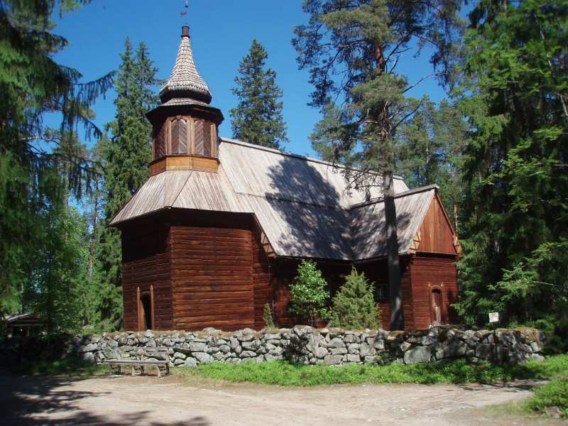 Pihlajaveden erämaakirkko Keuruulla, Keski-Suomessa.
Puutalo kirkko, jossa korkea torni ja harjakatto, ympärillä mäntyjä ja kivimuuri.